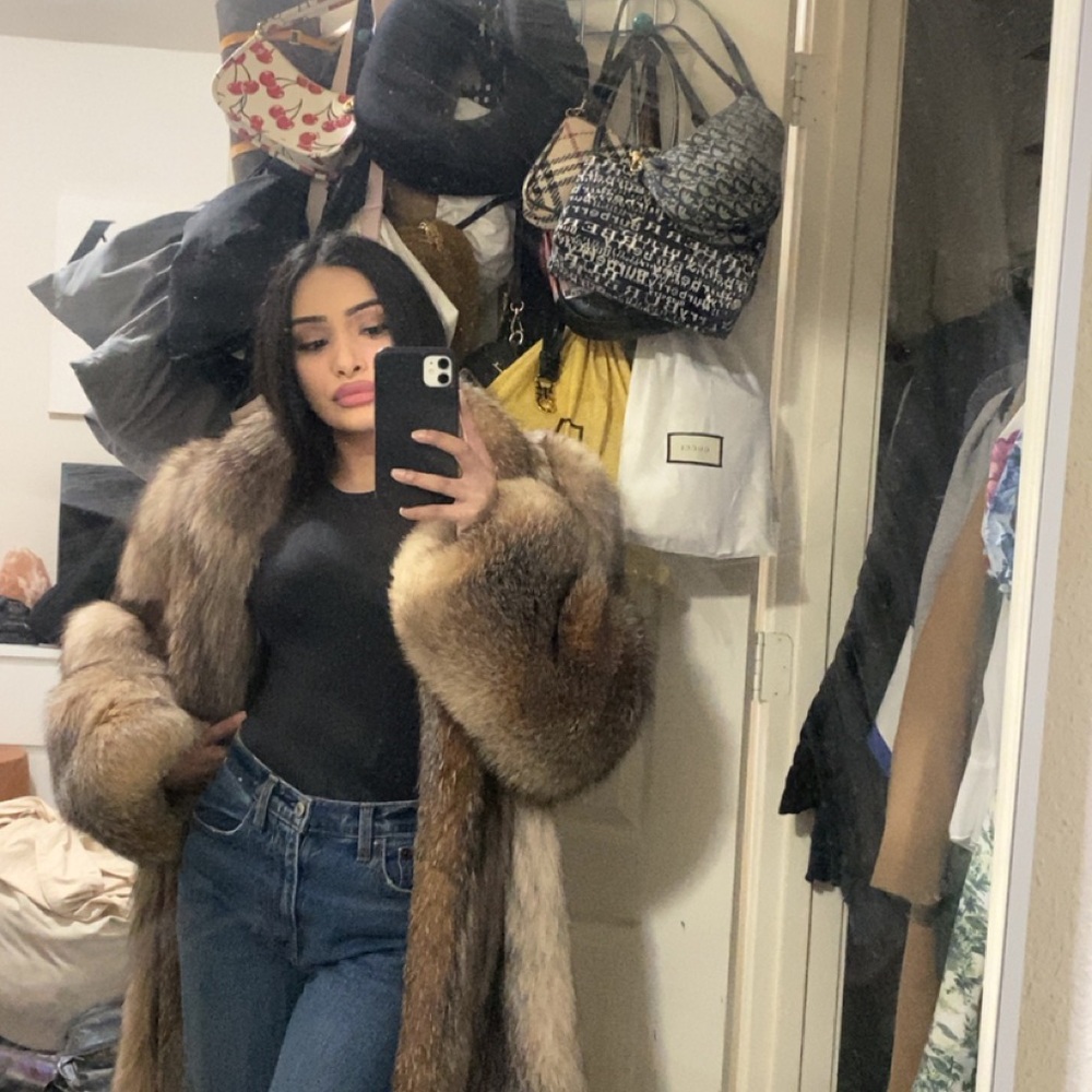 Luxurious Fur Coat - Picture 3 of 3